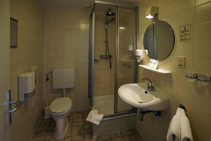Double Room image 3