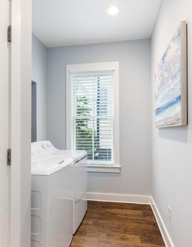Private Porch with Parking - 2 Blocks to King - image 7