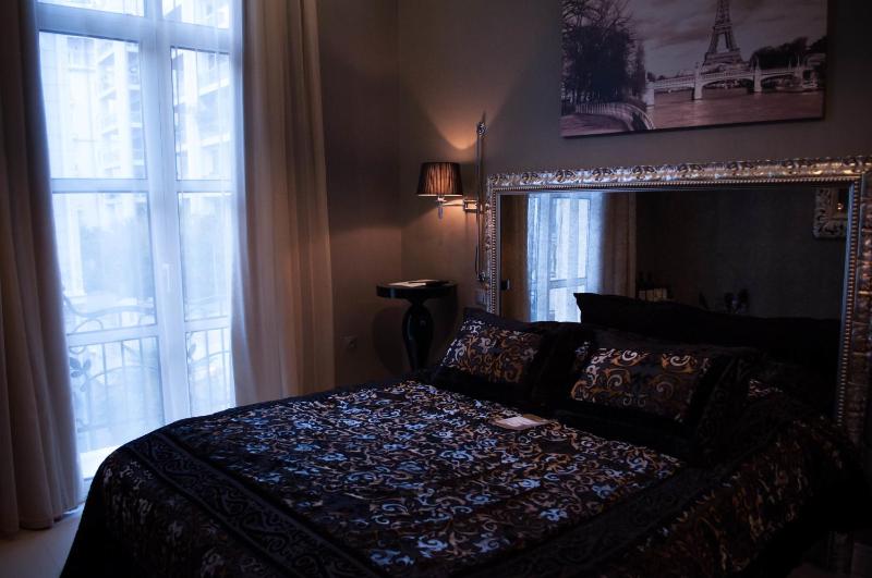 Standard Double Room with Atrium View image 2