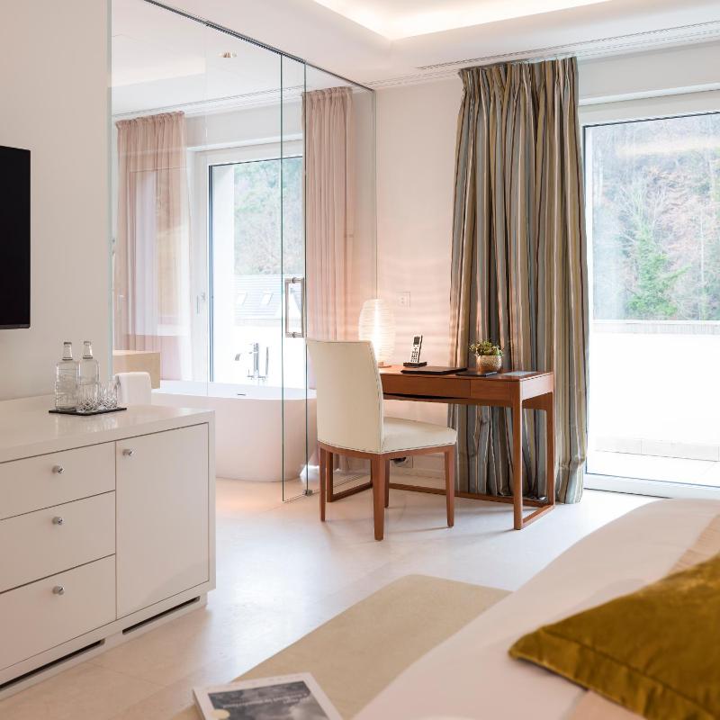 Junior Suite with Mountain View image 3