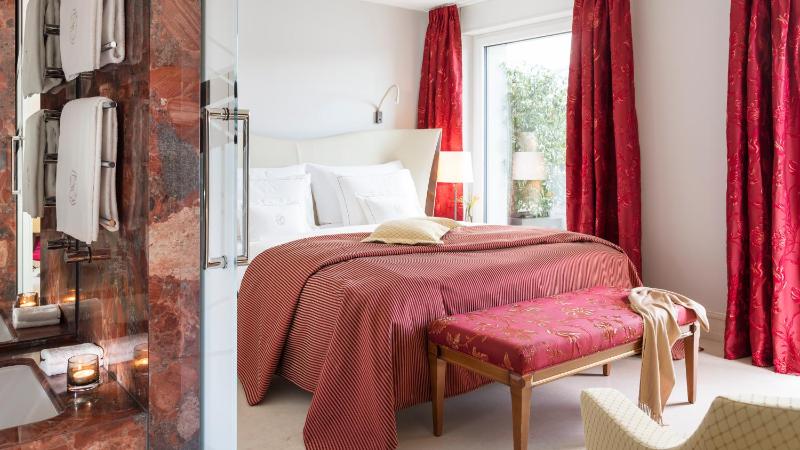 Deluxe Junior Suite with Lake View image 3