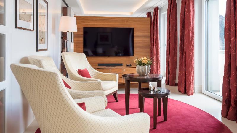 Deluxe Junior Suite with Lake View image 2