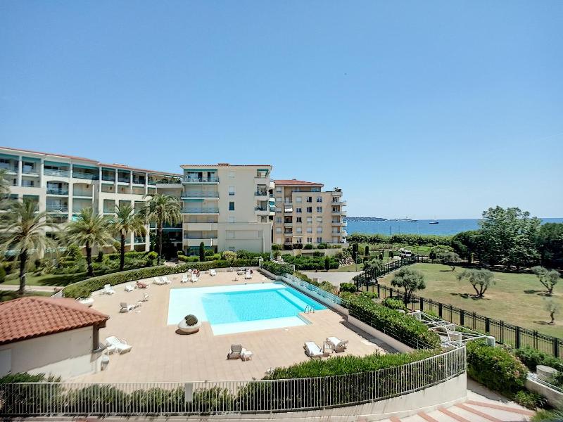 Antibes les Pins 2 Pièces vue mer piscine parking Images