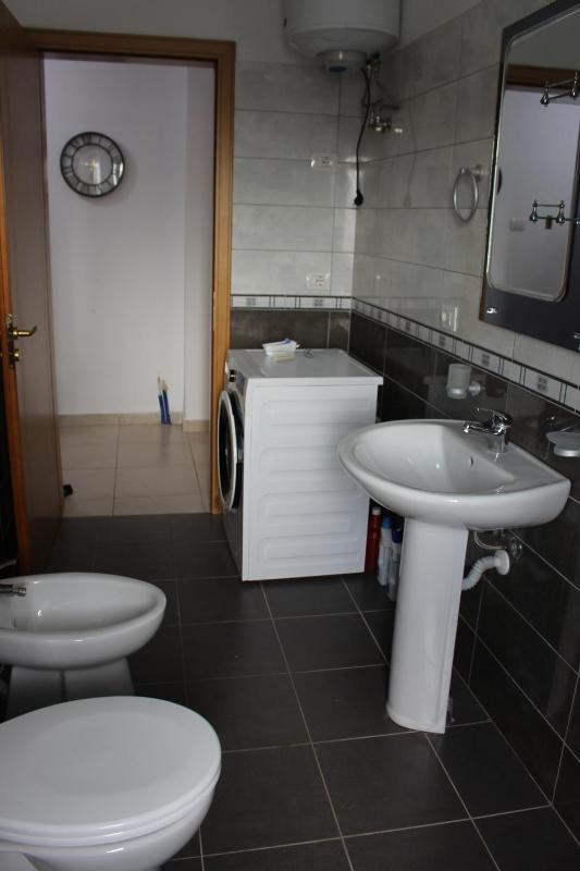 COMFY CITY CENTER APARTMENT - image 8