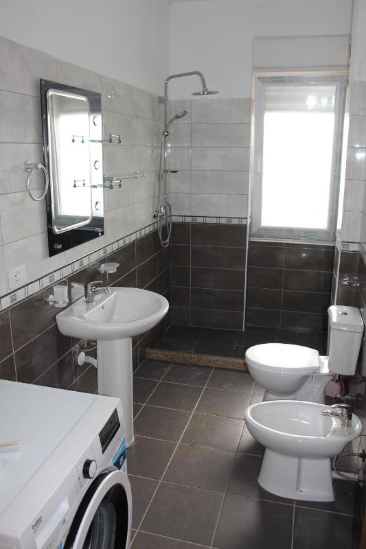 COMFY CITY CENTER APARTMENT - image 15