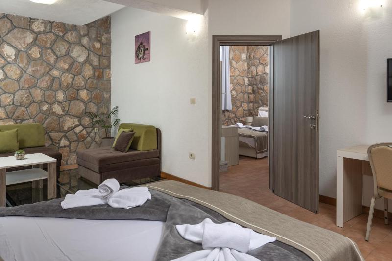 Deluxe Family Suite image 4