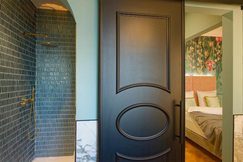 Deluxe Double Room with Shower image 3