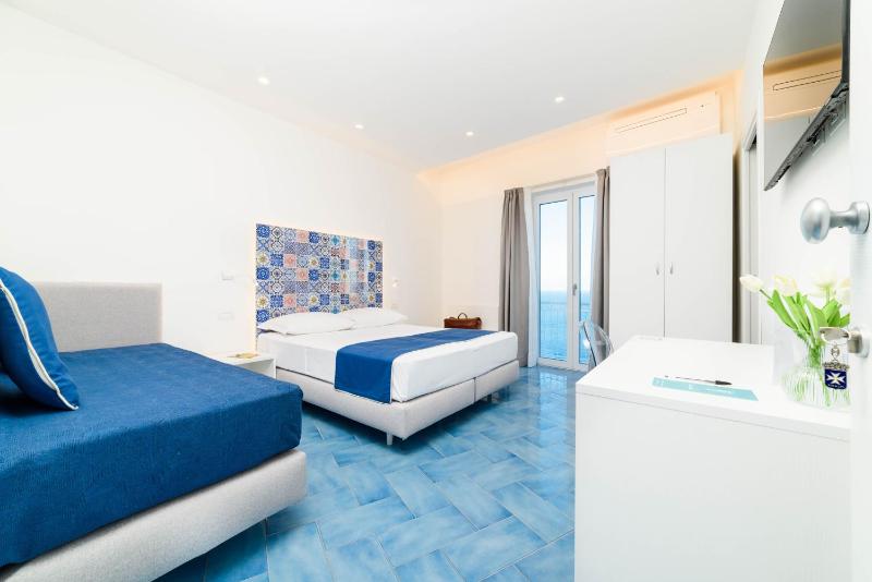 Deluxe Double Room with Balcony and Sea View image 1