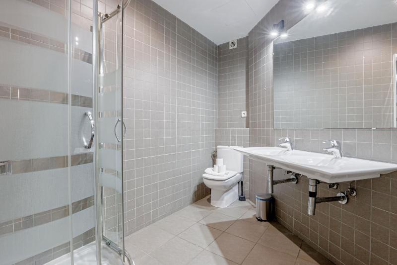 Superior Three-Bedroom Apartment image 3