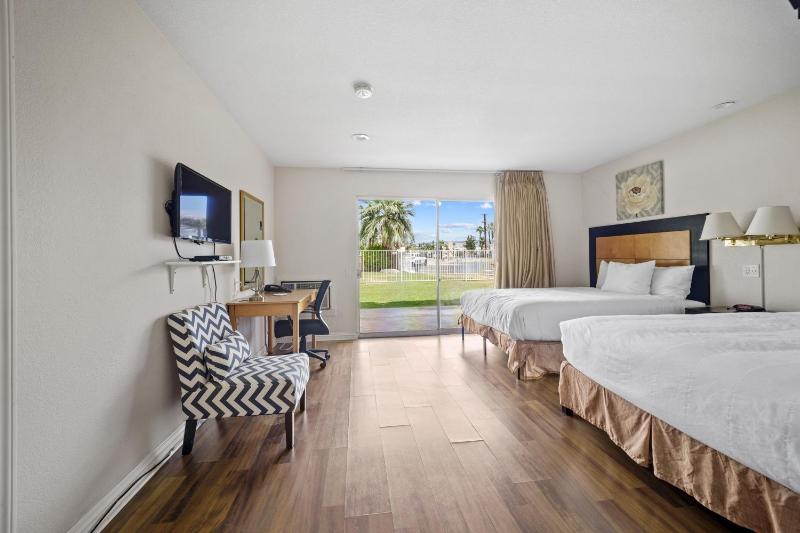 Queen Room with Pool View image 1