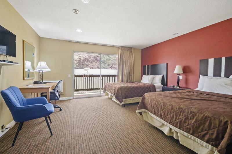 Queen Room with Two Queen Beds - Non-Smoking image 3