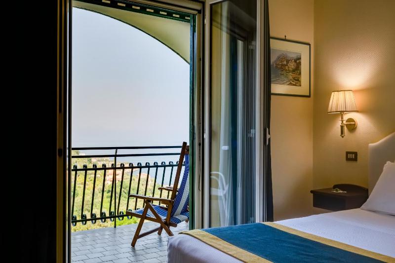 Triple Room with Sea View image 2