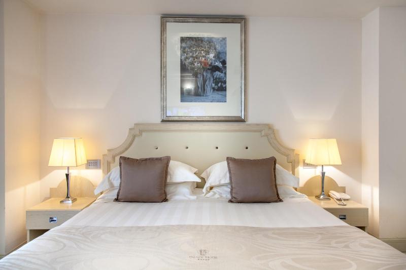 Queen Room with Garden View image 4