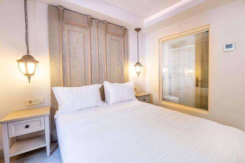 Double Room with Garden View image 3
