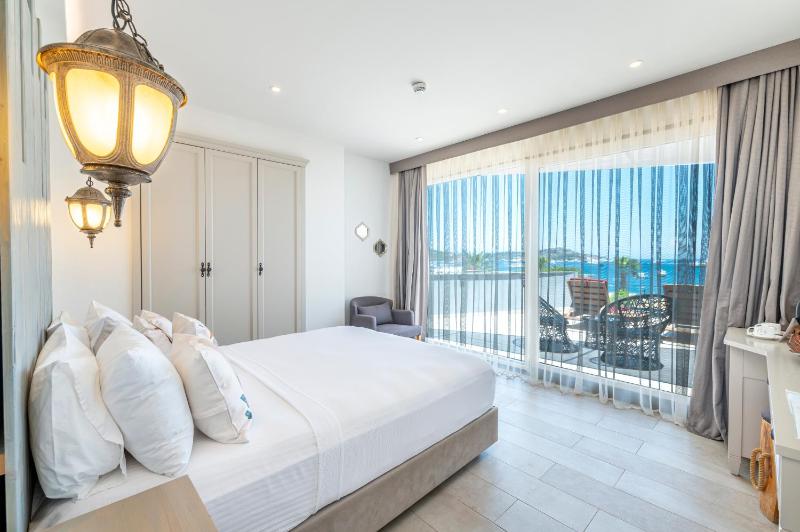 Suite with Sea View image 3