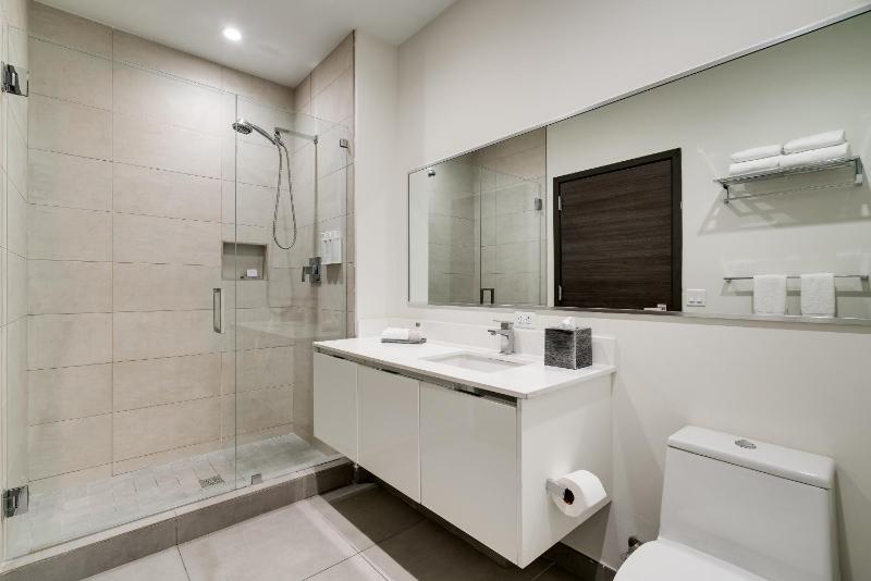 Three Bedroom Suite with Water View image 2
