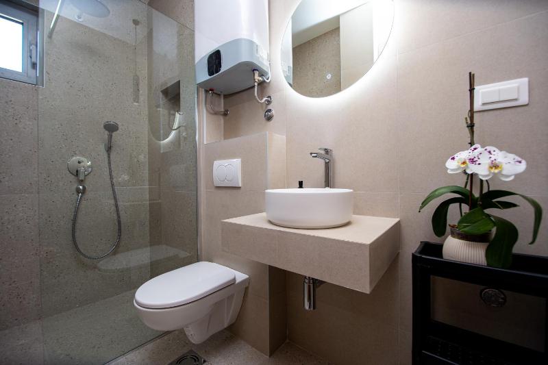 Apartments Sirena - Modern stay with free parking - image 7