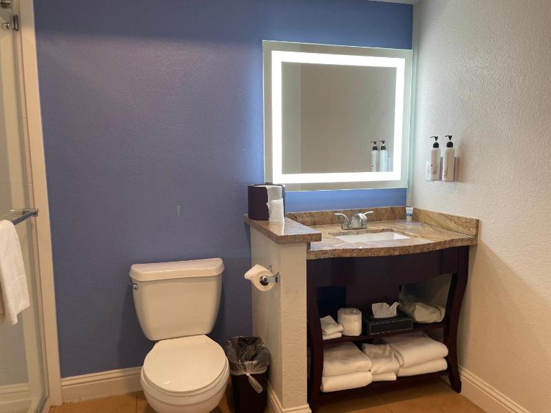 Deluxe Queen Room with Two Queen Beds - Non-Smoking image 4