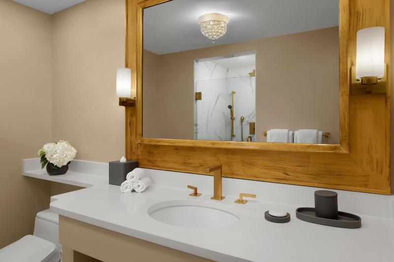 Grand Luxe King Room image 4