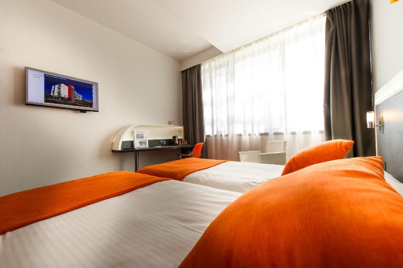 Classic Twin Room image 4