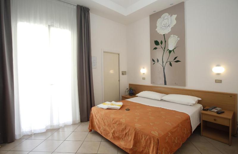Hotel Villa dei Fiori - sul mare con piscina - image 12