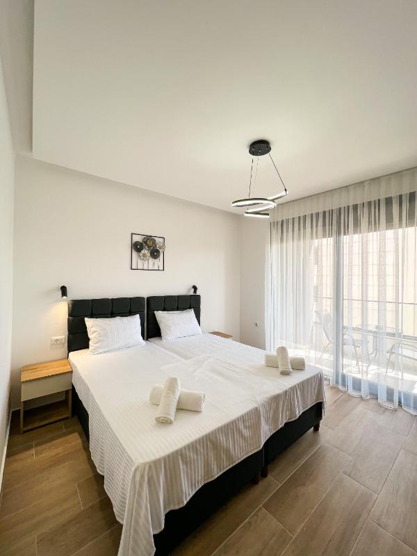 Square Residence & Pool - image 12