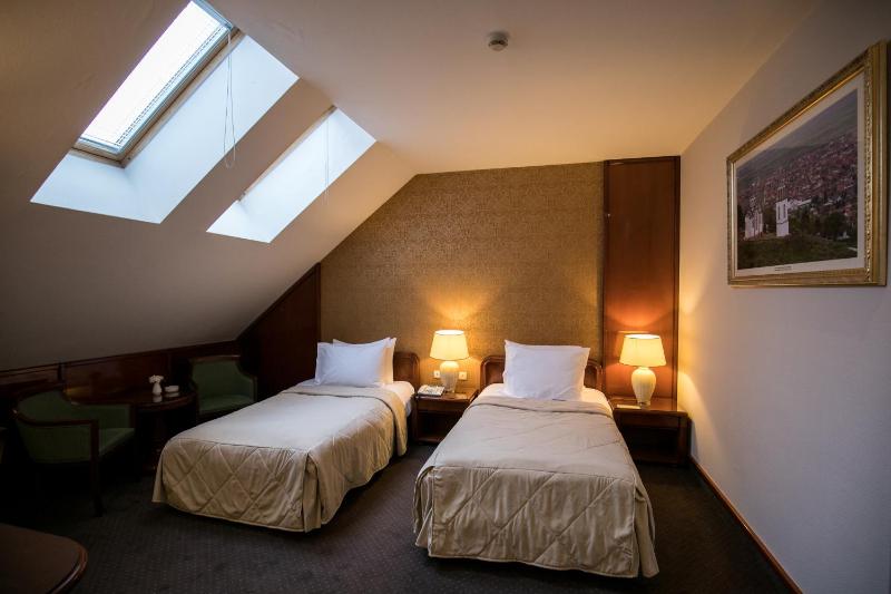 Twin Room image 4
