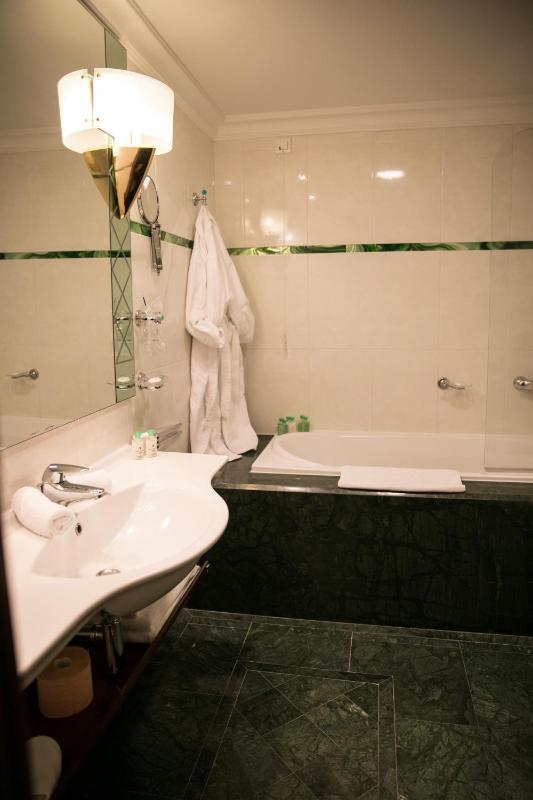 Deluxe Room image 2
