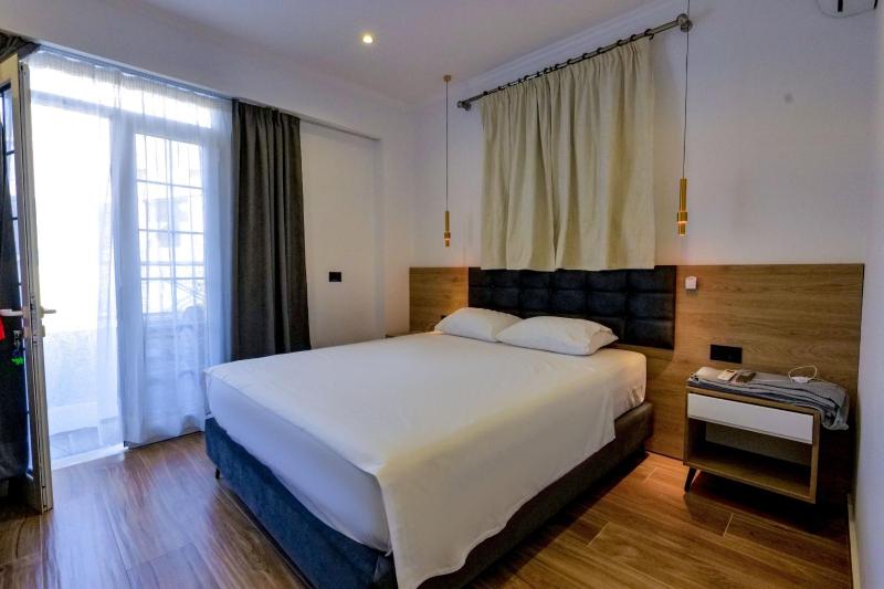 Large Double Room image 1