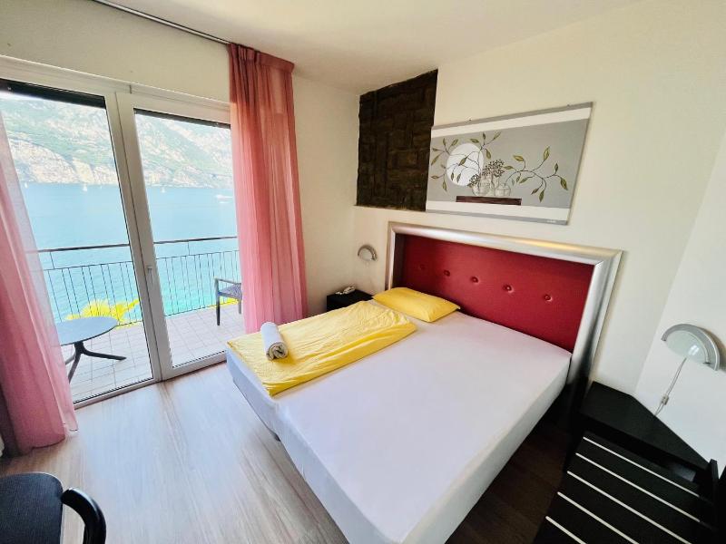 Single Room with Lake View image 2