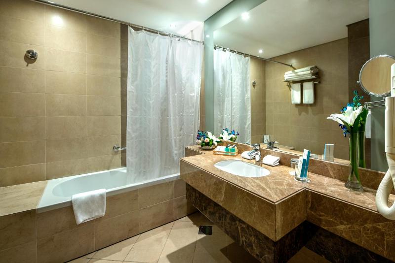 Deluxe Twin Room image 3