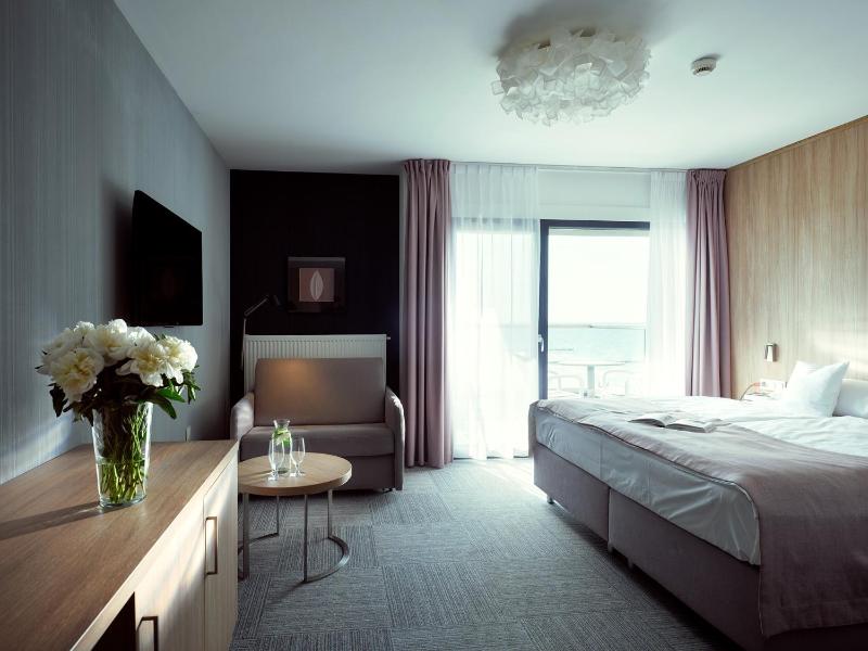 Double Room with Side Sea View image 3