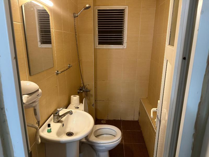 Single Room with Bathroom image 4