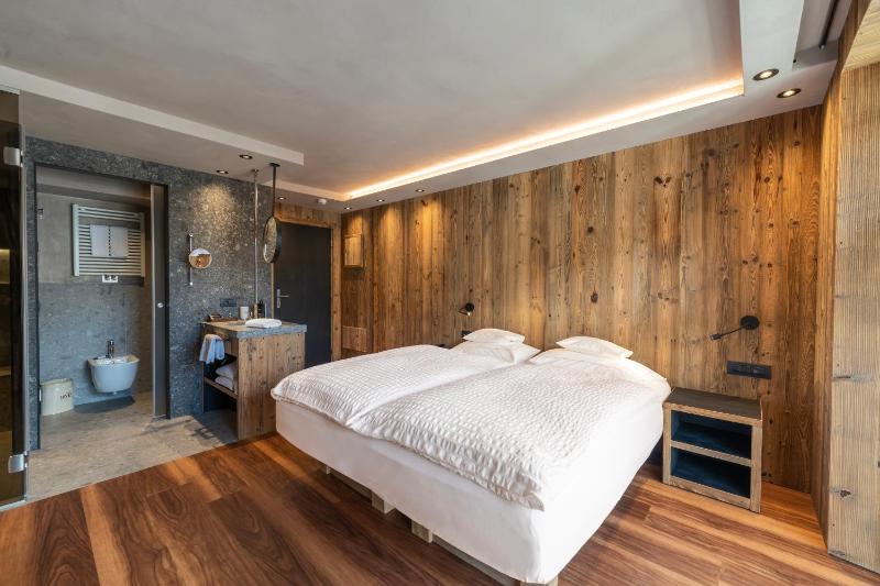 Superior Double or Twin Room image 4