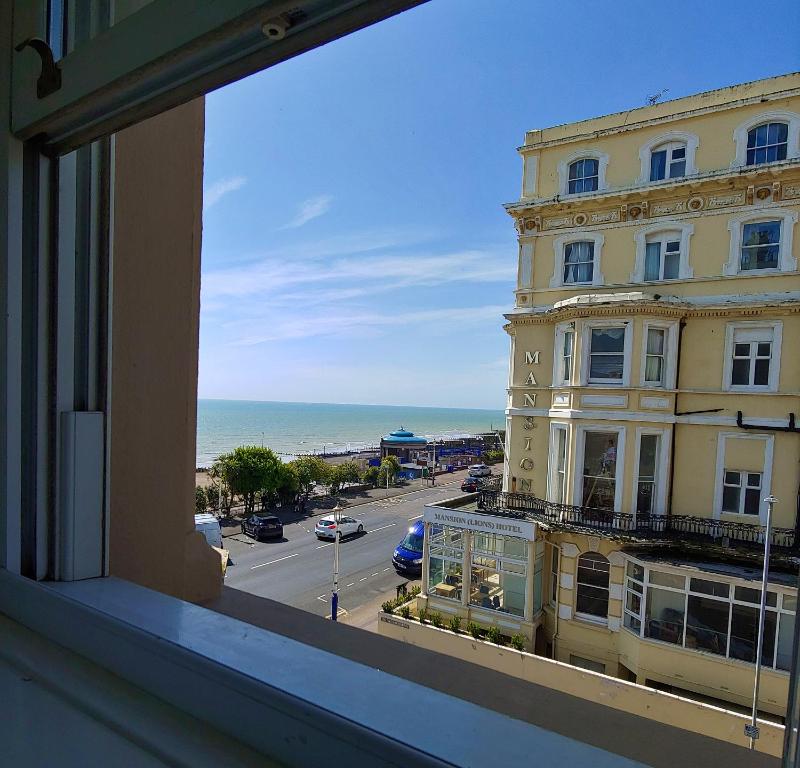 Deluxe Double Room, Partial Sea View image 2