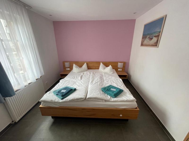 Standard Double Room with Shared Bathroom image 2