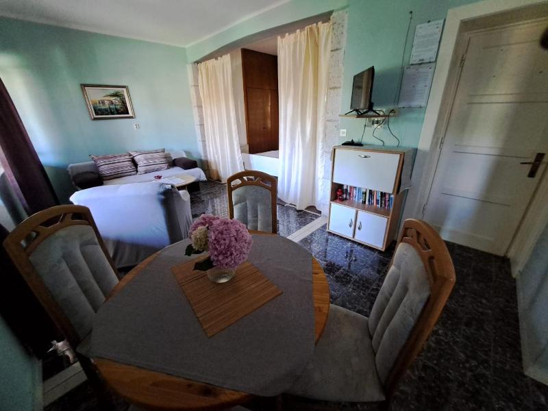 One-Bedroom Apartment image 3