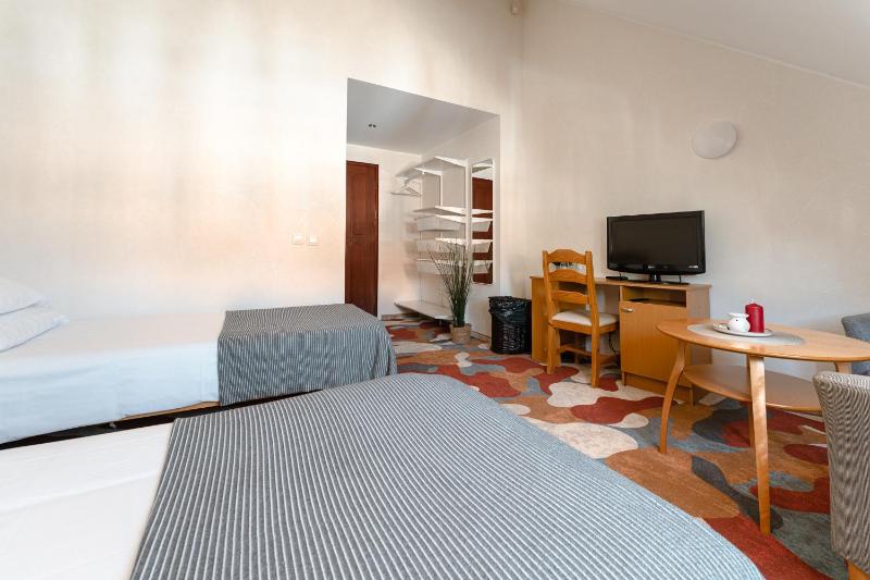 Twin Room image 3