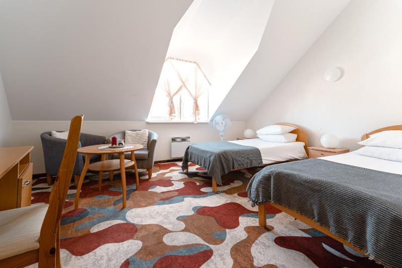 Twin Room image 4