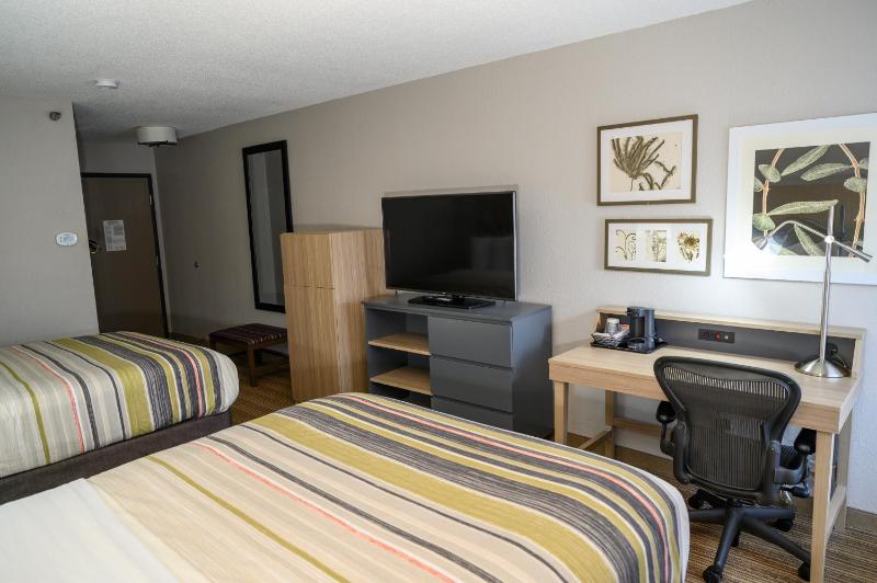 Queen Room with Two Queen Beds image 3
