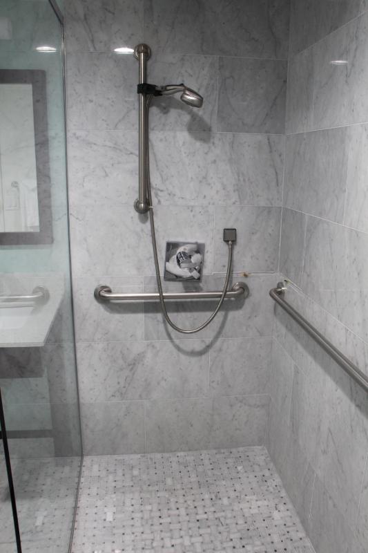 Queen Room - Disability Access image 2