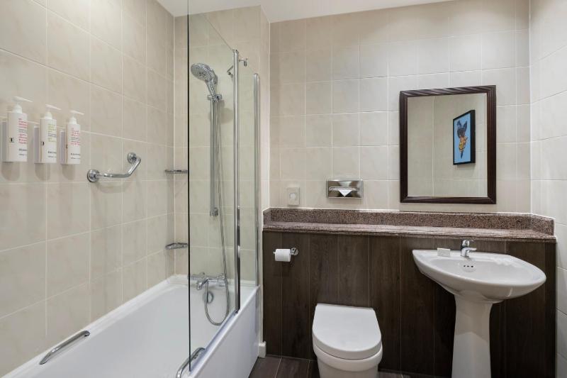 Superior King Room image 3