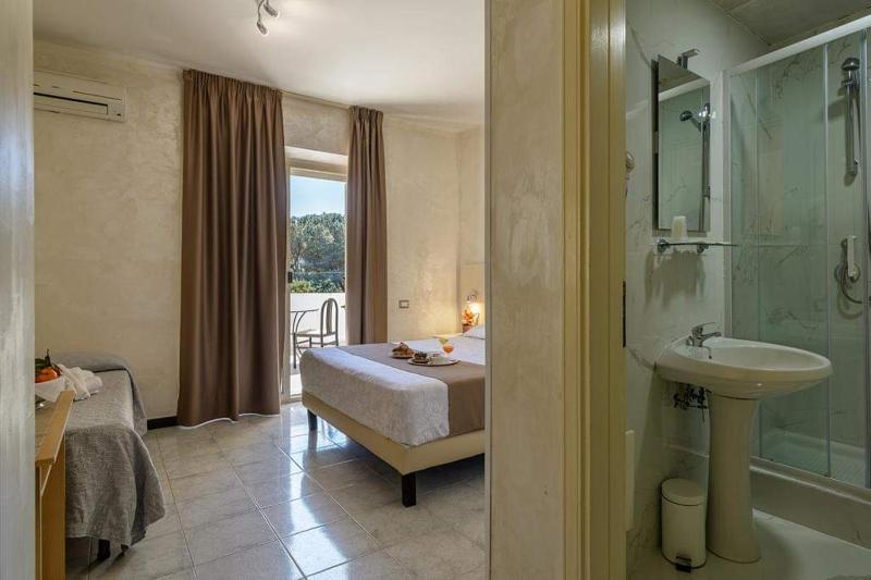 Standard Double Room image 3
