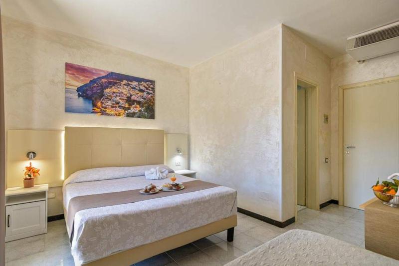 Standard Double Room image 4