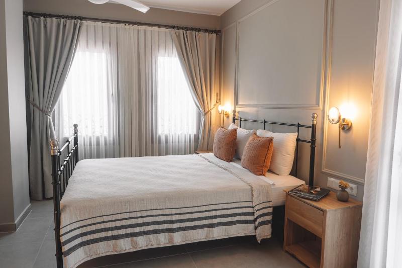 Double Room with Balcony image 3