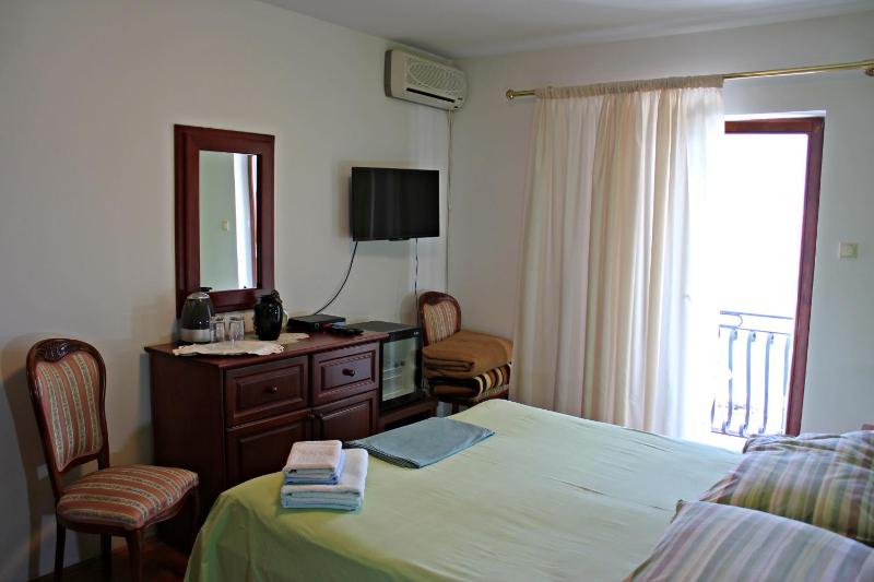 Standard Double Room with Shared Bathroom image 4