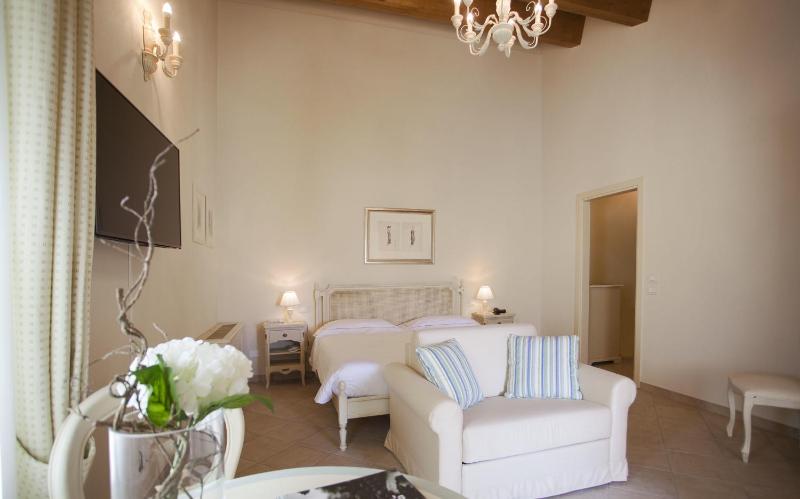 Junior Suite with Pool View image 2