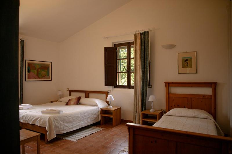 Standard Triple Room image 4