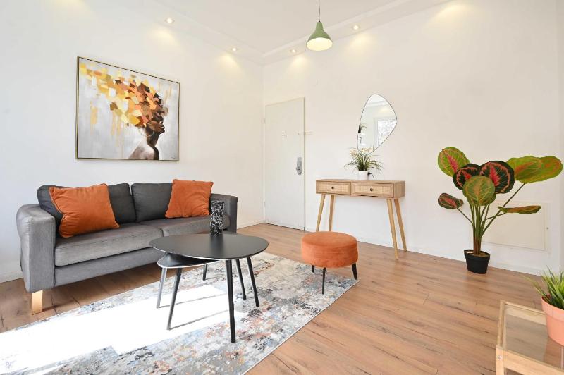 1BR near the beach with Balcony and Mamad by HolyGuest - image 10