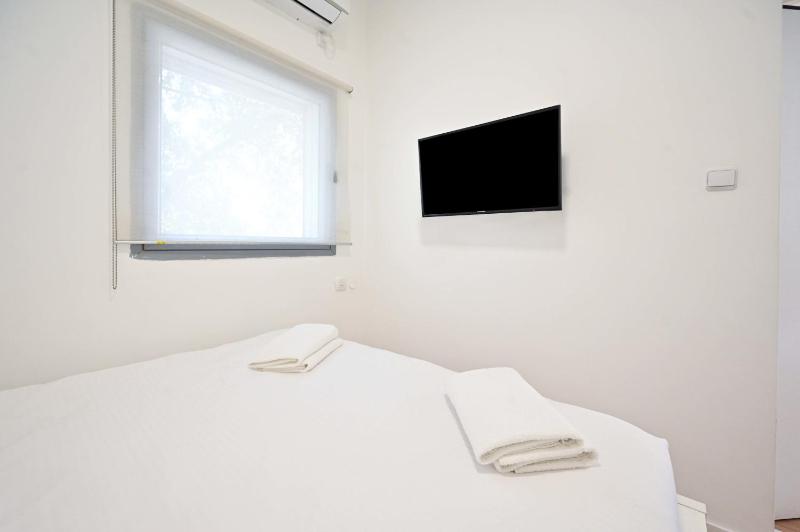 1BR near the beach with Balcony and Mamad by HolyGuest - image 4